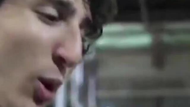 饿了？拉门斯被拍到在比利时替补席啃苹果